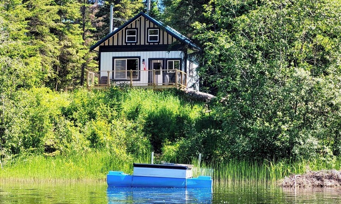 Bridge Lake Cabina | Magical Off grid Lakefront Cabin