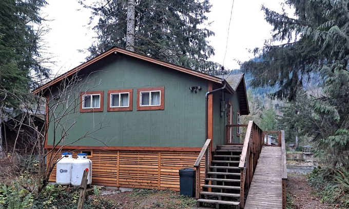 Gold Bar Cabina | Magical Retreat on the Skykomish River