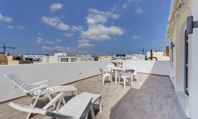 Tower Road Apartamento | MAGICAL ROOFTOP PENTHOUSE, BEST LOCATION IN SLIEMA!