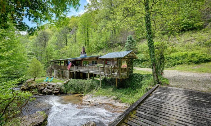 Franklin Casa | Magical Smoky Mountain Cabin Rental with Waterfall!