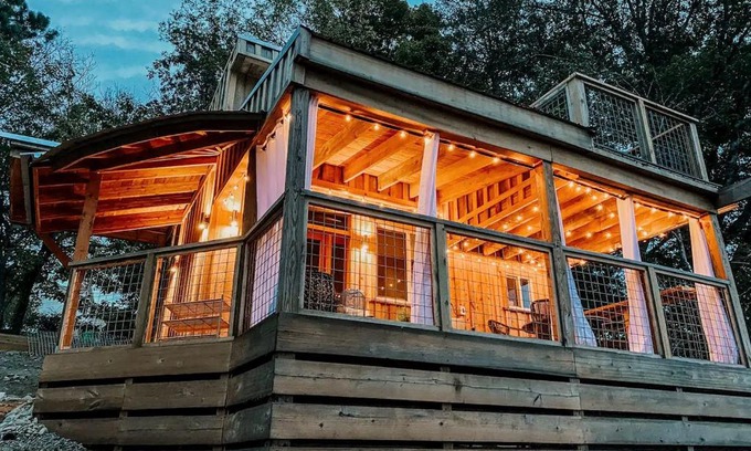 Maryville Casa | Magical Tennessee Tiny House with a Rooftop Deck