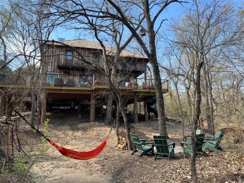 Dennis Chalet De Esquí | "Magical Treehouse" w spiral slide off the deck 350 acres on the Brazos River! Tubing! Petting Zoo!