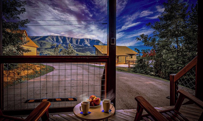 Gatlinburg - Pigeon Forge Cabina | Breathtaking VIEWS Mountain Retreat -Pools-HotTub-DOGS-Pickleball-Baseball