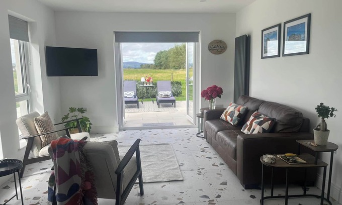 Limavady Cabaña | Magilligan - Cottage - Sleeps 6 - Parking - Garden