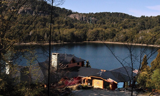 San Carlos de Bariloche Casa | Magnificent Home with Lake Vistas H14