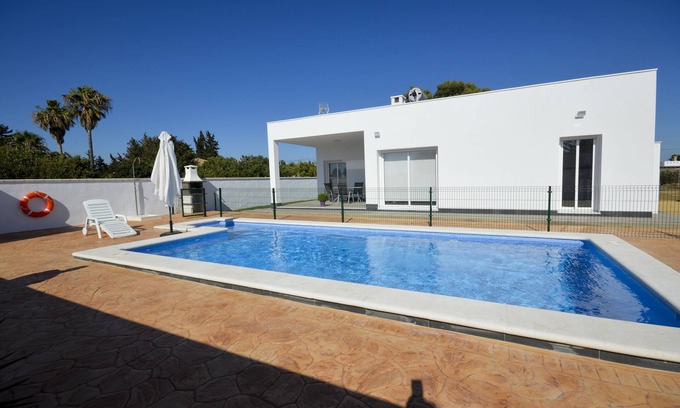Conil de la Frontera Chalet De Esquí | MAGNIFICO CHALET DE DISEÑO CON GRANDE PISCINA EXCLUSIVA Y JARDIN