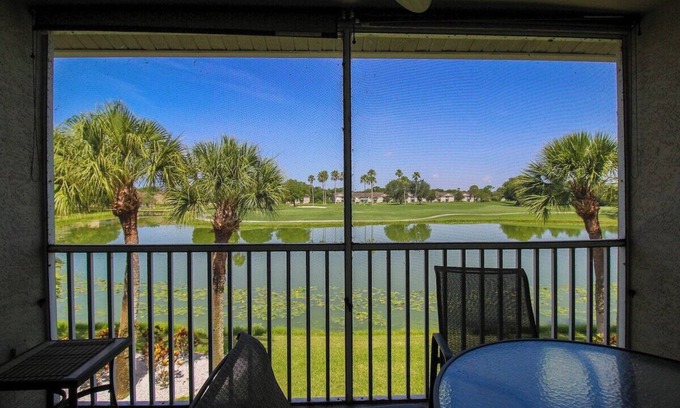 Sarasota Condominio | Magnificent 2 BR Lakefront Condo in Heritage Oaks - Tranquil Waters
