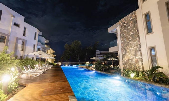 Roches Noires Apartamento | Magnificent 3-bedroom flat right on the water.