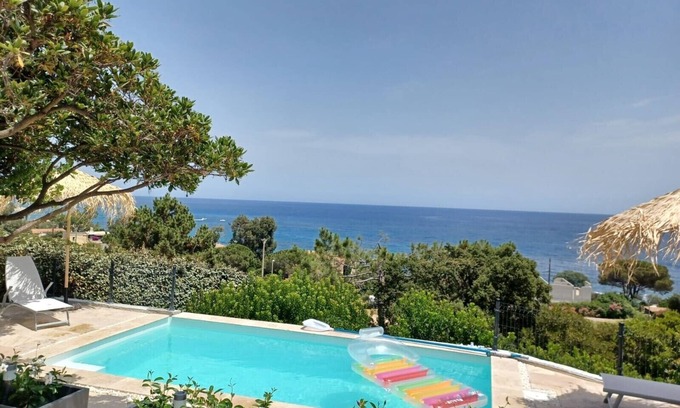 Solenzara Apartamento | Magnificent 3-bedroom rental with sea view Private swimming pool