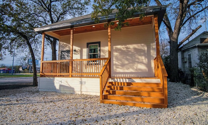Near East Side Cabaña | Magnificent 4BR Near Famous Riverwalk and Downtown