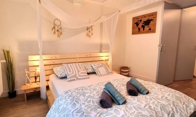 Sedan Apartamento | Magnificent Bali Bohemian Triplex at the foot of the Château in Sedan, ideal for 2 couples