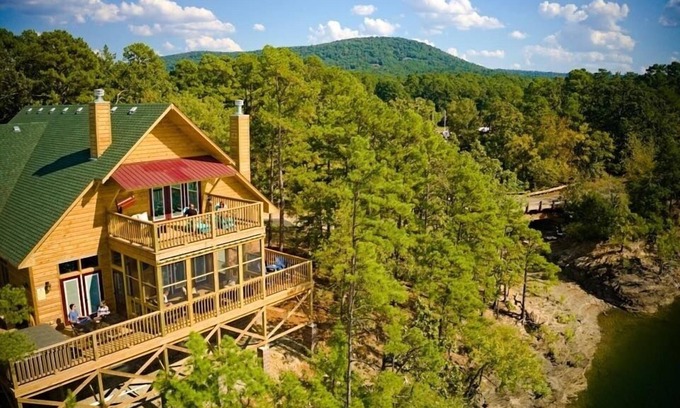 Mount Ida Cabaña | Magnificent Four Bedroom, Two 1/2 Bath luxury, log-sided Harbor North cottage with incredible views of Lake Ouachita. by RedAwning