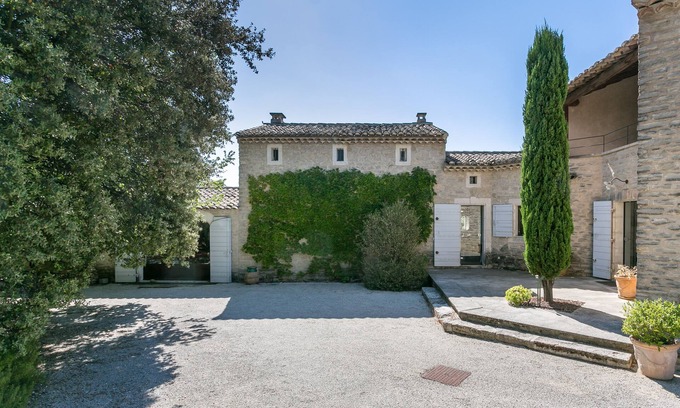 Cabrieres-d'Avignon Villa | Magnificent 5 bedroom villa with pool near Gordes