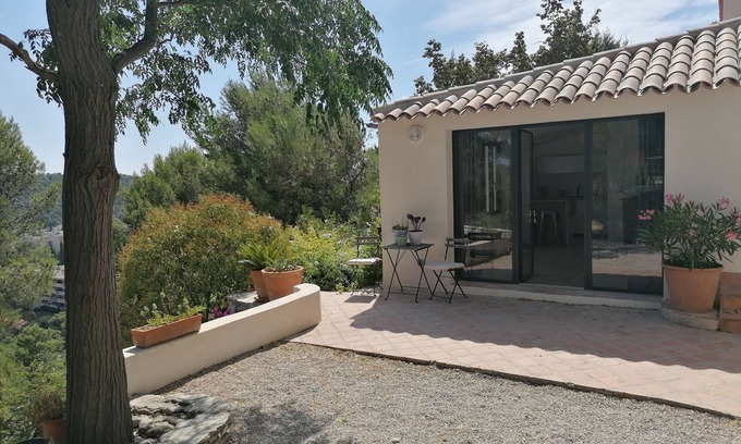 Carnoux-en-Provence Apartamento | Magnificent studio completely redone with swimming pool and open view