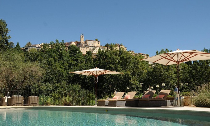 Chateauneuf-Grasse Villa | Magnífico chalet de piscina disfrutando Idílico vistas de la ciudad.