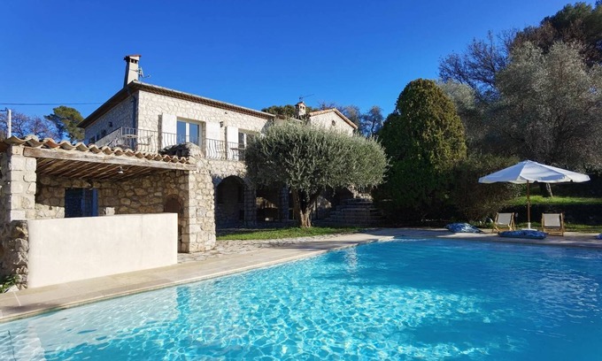 Les Maillans Casa | Magnificent villa bathed in sun and surrounded by pine trees and olive trees