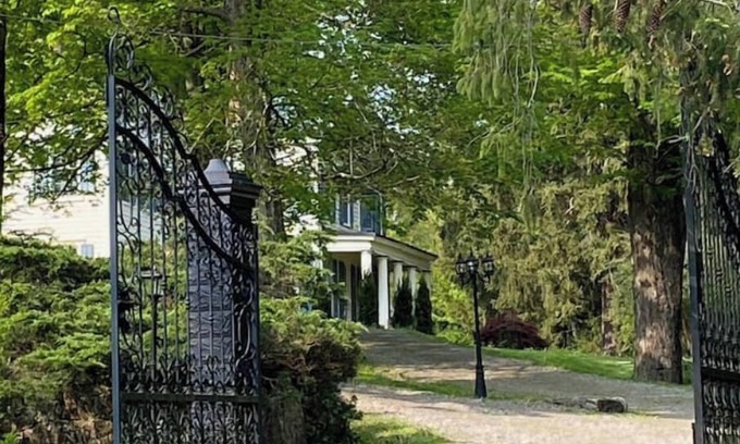Hopewell Junction Casa | Magnificent historic mansion with amazing barn