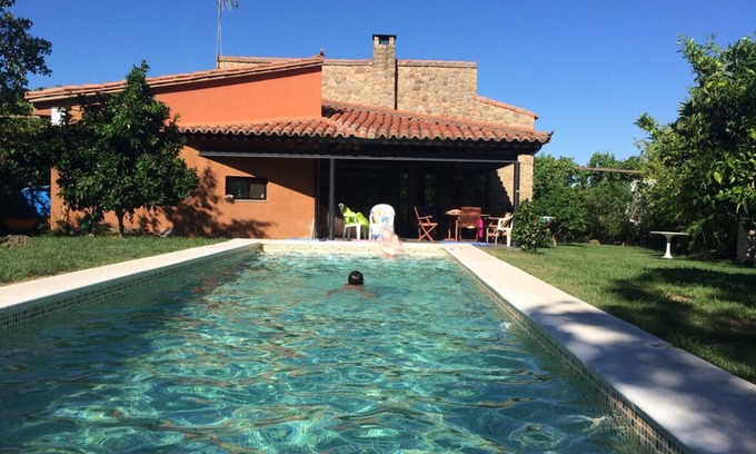 Hoyos Cabaña | Magnifica Casa para 5 personas con huerto y piscina, vive la España rural, wifi