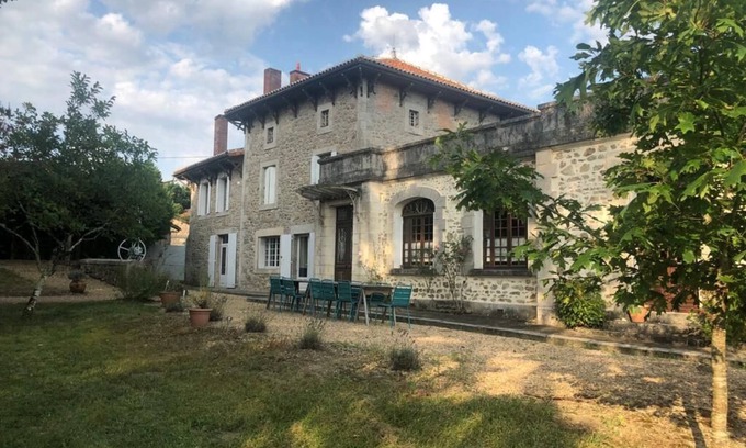 Busserolles Casa | Magnificent house with large garden and private pond