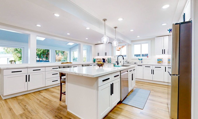 Bonney Lake Casa | Magnificent & illuminated lakefront villa with fire pit, patio, & amazing views