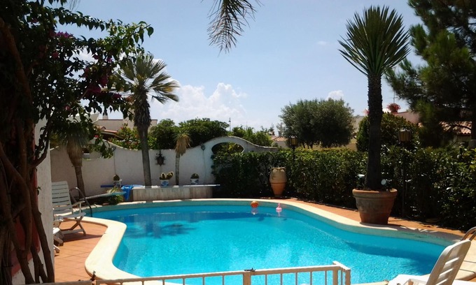 Colonia Elena Villa | Magnífica villa con piscina en residencia frente al mar