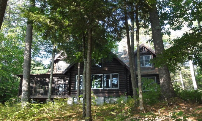 Raymond Casa | Magnífico Log Home on Lake