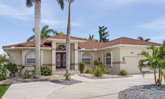 Punta Gorda Casa | MAGNIFICENT! LUXURY WATERFRONT HOME;BIG HEATED POOL-80’ DOCK! 5 MIN FISH VILLAGE