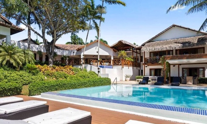 Las Lomas Villa | Magnificent & Spacious 6-Bedroom Villa w/ Pool, Jacuzzi, ...