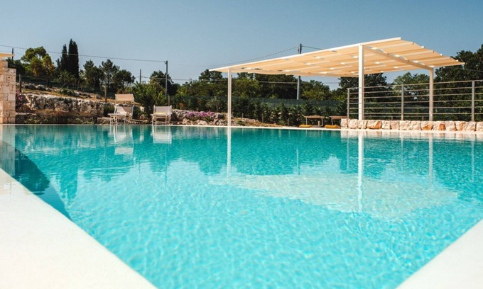 Noci Villa | Trulli Flora, ubicada entre una espléndida piscina de agua salada y las colinas de Barsento