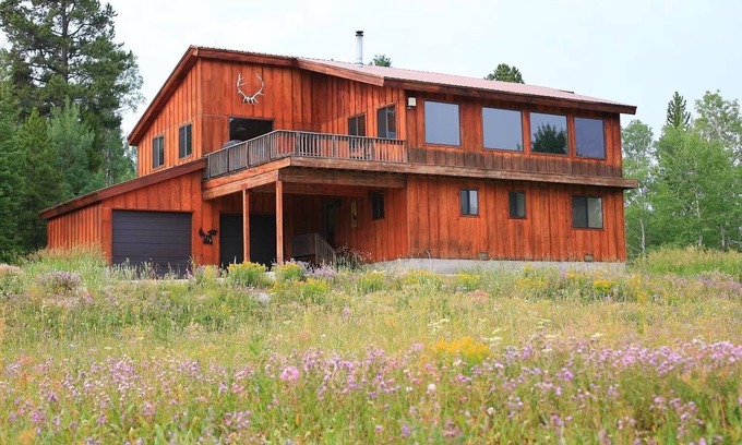Lazy Acres Casa | Magníficas vistas, casa de 3,000 pies cuadrados, 7 millas al oeste de Yellowstone, ¡Nuevo jacuzzi!