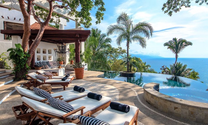 Conchas Chinas Villa | Magnífica villa en la ladera de una colina en prestigiosas residencias Conchas Chinas