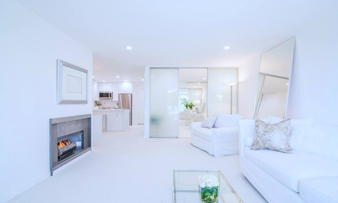 West Los Angeles Condominio | Villa Blanca en el corazón de Brentwood