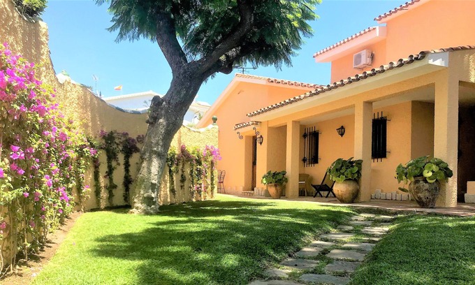 Miraflores del Palo Chalet De Esquí | Magnífico chalet en Málaga ciudad con capacidad para 9 personas