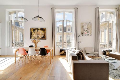 La Celle-sous-Gouzon Apartamento | Magnifique appartement Triangle d'or Champs Elysées Paris