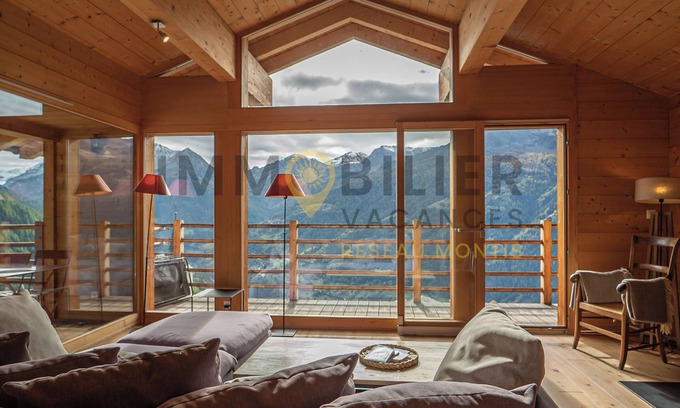 St. Luc Apartamento | Magnifique chalet idéalement situé juste au-dessus du centre du village. Il possède une vue panorami