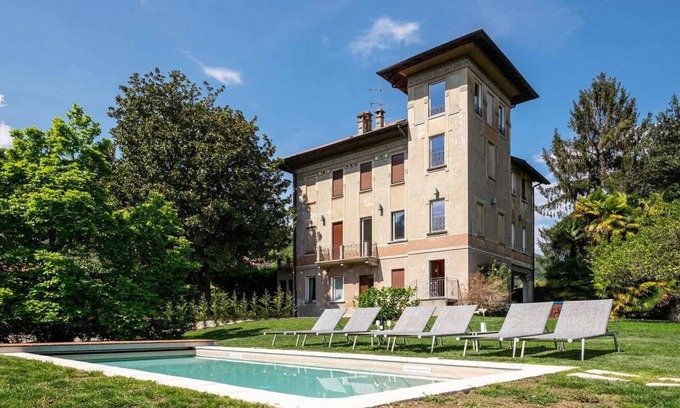 Solcio Apartamento | Magnolia Apartment in Villa Jejia, Lesa, Italy