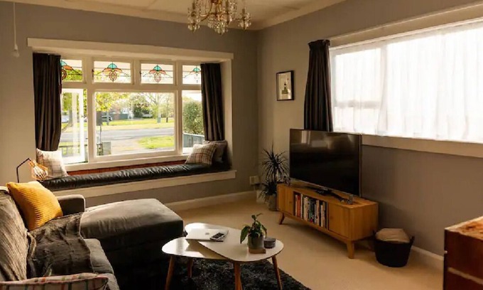 Napier Casa | Magnolia Cottage- cosy and stylish. Fully fenced for children and your familypet