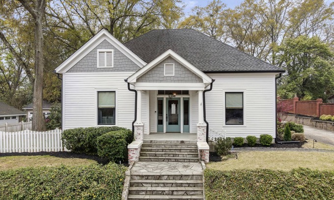 Covington Casa | Magnolia Cottage - in the heart of Mystic Falls & Covington Square!