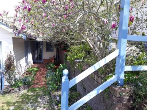 Croydon North Casa | Magnolia Cottage- wineries, main street, station
