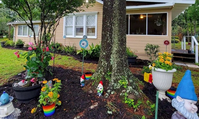 Foley Casa | Magnolia Gnomes and Gardens, Large Fenced yard and Pets Stay Free!!