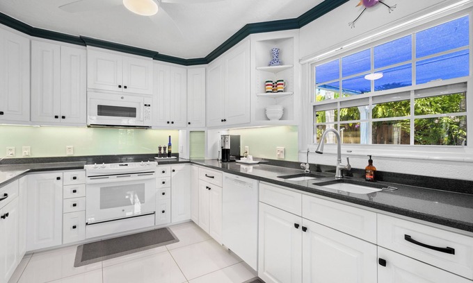 Longbeach Village Casa | Magnolia Home in Longboat Key by RVA