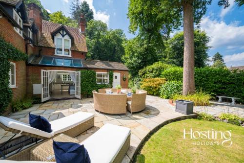 Sunninghill Casa | Magnolia Lodge - 4 Beds Fabulous Garden Parking