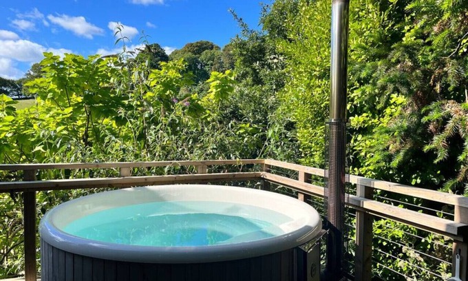 Kingsbridge Cabina | Magnolia Lodge @ Lower Coombe Royal with Hot Tub