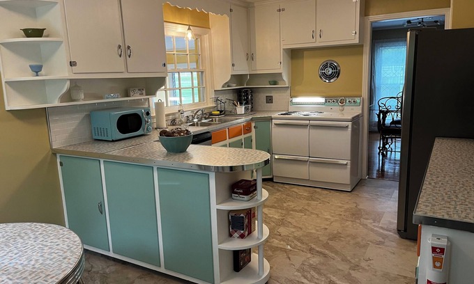 Columbia Cama Y Desayuno | Magnolia Mid-Century on Bigby Creek. Cozy retro style close to everything.