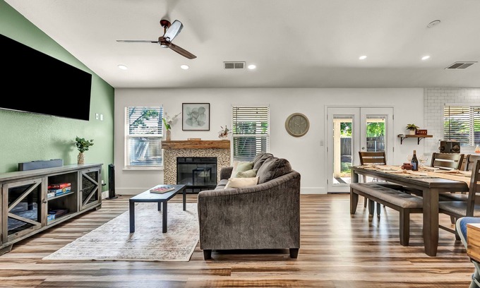 Hanford Casa | Magnolia Peaceful Vibes + Cozy Near Hospital Lemoore Base and centrally located