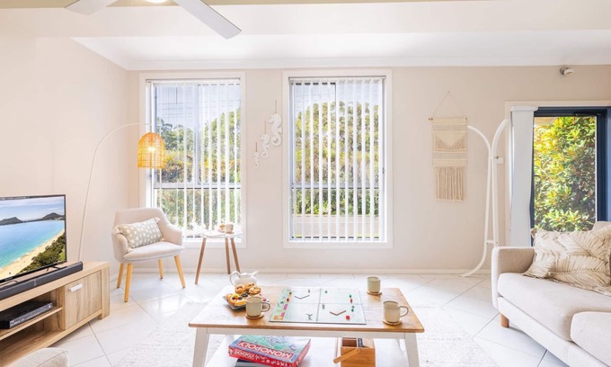 Fingal Bay Casa | Magnolias, 6 Marine Dr - air con, linen and Wi-Fi