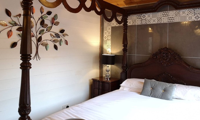 Warminster Chalet De Esquí | Urraca 4 Bañera de hidromasaje Huntersmoon-Warminster-Bath-Salisbury