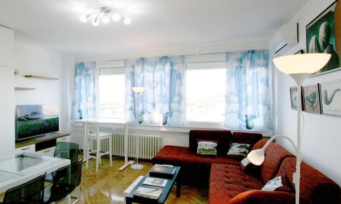 Leon Apartamento | Magritte Business grade comfortable apartment.