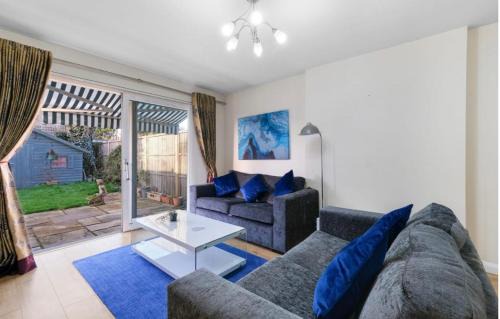 Maidenhead Casa | Maidenhead 4Bed and 2BA with Parking