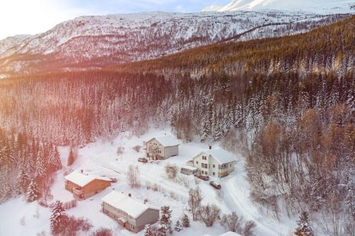 Lyngseidet Apartamento | Main floor in the Lyngen Alps, whole house rentable